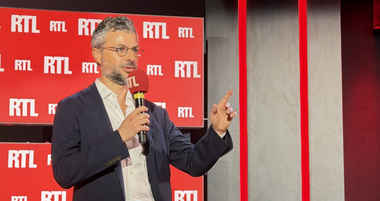 Fréquences FM de franceinfo : Jonathan Curiel « ne s’en remet pas » et évoque un recours