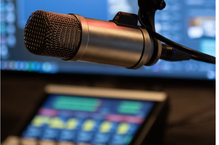 Août à la radio : tout le monde descend, ou presque
